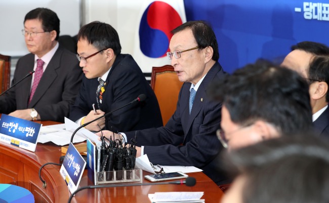이해찬 더불어민주당 대표가 3일 국회에서 가진 당대표, 최고위원 취임 100일 기자회견에서 발언하고 있다.[사진=연합뉴스]
이해찬 더불어민주당 대표가 3일 국회에서 가진 당대표, 최고위원 취임 100일 기자회견에서 발언하고 있다.[사진=연합뉴스]