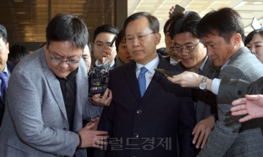 대법원의 사법농단 의혹을 수사 중인 검찰이 3일 박병대ㆍ고영한 전 대법관에 대해 구속영장을 청구했다. 사진은 지난달 19일 서울중앙지검에 소환되고 있는 박병대 전 대법관. [정희조 기자/checho@heraldcorp.com]