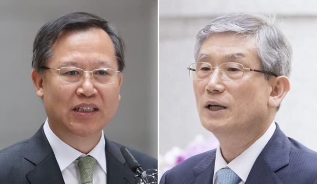 This photo filed Nov. 13, 2018 shows former Supreme Court Justices Park Byong-dae (L) and Ko Young-han. (Yonhap)