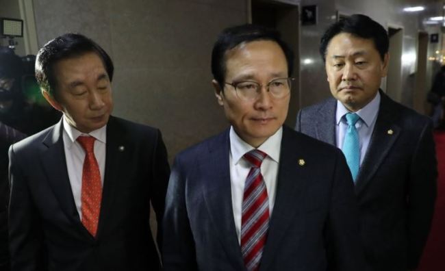 Hong Young-pyo (center), the floor leader of the ruling Democratic Party and his two opposition counterparts heading to an office of National Assembly Speaker Moon Hee-sang to discuss the government's 2019 budget proposal in Nov. 30. (Yonhap)