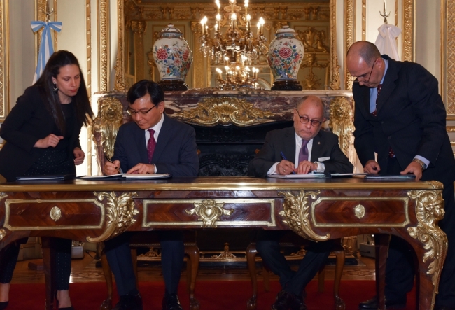 (ATTN: UPDATES with signing of social security pact in last 4 paras; ADDS photo)
SEOUL, Dec. 3 (Yonhap) -- South Korea and Argentina have agreed to exchange visits by their young citizens as part of a work and pay program, Seoul's foreign ministry said Monday.
The two sides signed the "working holiday" agreement last week, which allows South Koreans, aged 18-30, to work, study and travel in Argentina for up to a year. The yearly quote is 200. Argentine youth will be able to do so in South Korea as well.
The accord was signed by Argentine Foreign Minister Jorge Faurie and Seoul's Ambassador to Buenos Aires, Lim Ki-mo, on Tuesday (local time).
It's to take effect 60 days after the signing. South Korea has working holiday agreements with a total of 23 countries.
As of 2017, around 40,000 South Koreans had benefited from the program.
Argentine Foreign Minister Jorge Faurie (R) and South Korea's Ambassador to Argentina, Lim Ki-mo, sign a social security agreement in Buenos Aires on Nov. 27, 2018, in this photo provided by South Korea's foreign ministry. (Yonhap)
