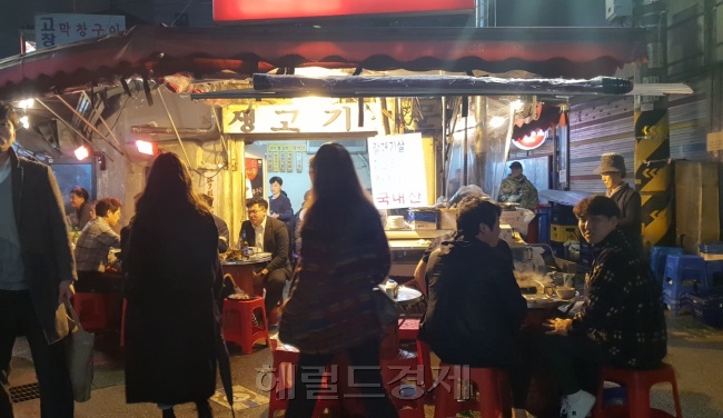 [4일 익선동 골목길. 빗방울이 떨어지는 날씨에도 야외에서 고기를 굽는 모습. kacew@heraldcorp.com]