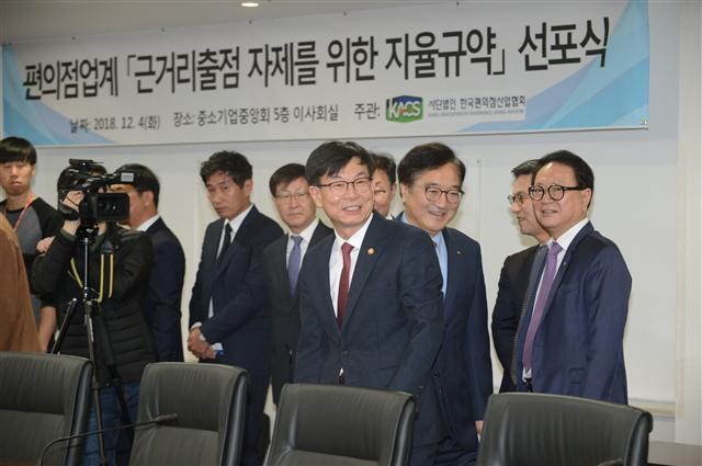 김상조(가운데) 공정거래위원장이 서울 중소기업중앙회에서 한국편의점산업협회 주최로 열린 편의점 자율 규약 제정 선포식에 참석해 참석자들과 이야기를 나누고 있다. 이날 김 위원장은 “오늘 이 규약은 가맹분야 최초의 자율규약이며, 편의점 과밀화를 해소하기 위해 업계에서 스스로 마련하였다는 점에 큰 의미가 있다”고 말했다. [제공=공정거래위원회]