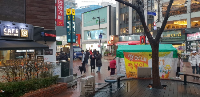 [사진=4일 대학로 4번 출구. 만남의 광장으로 자주 이용되던 곳이지만 인파가 없어 한산하다. 김유진 기자/kacew@heraldcorp.com]