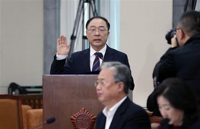 홍남기 부총리 겸 기획재정부 장관 후보자가 4일 국회 기획재정위원회에서 열린 자신의 인사청문회에서 선서하고 있다. 홍 후보자는 이 자리에서 “최저임금은 내년부터 시장 수용성, 지불여력, 경제파급영향 등을 종합적으로 고려해 결정되도록 하고 결정구조 개편도 적극 모색하겠다”고 강조했다. ［연합뉴스］