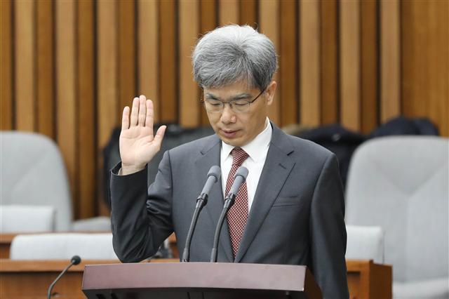 <YONHAP PHOTO-3064> 선서하는 김상환 대법관 후보자 (서울=연합뉴스) 최재구 기자 = 김상환 대법관 후보자가 4일 국회에서 열린 인사청문특별위원회에서 선서하고 있다. 2018.12.4 jjaeck9@yna.co.kr/2018-12-04 10:11:38/ <저작권자 ⓒ 1980-2018 ㈜연합뉴스. 무단 전재 재배포 금지.>