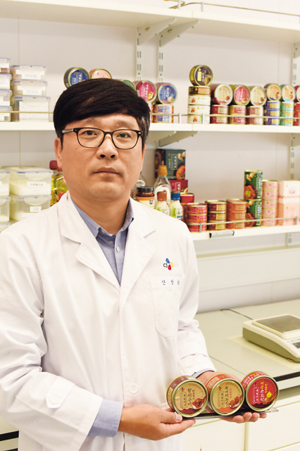 CJ제일제당의 수산캔 브랜드 ‘계절어보’가 라인업을 확대해가며 수산물 가정간편식(HMR) 시장을 적극 공략하고 있다. 사진은 계절어보 브랜드를 이끌고 있는 안정석 CJ제일제당 식품연구소 수산식품팀장.  [제공=CJ제일제당]