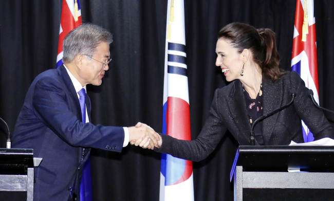 President Moon Jae-in and Prime Minister Jacinda Ardern of New Zealand shakes hands at the joint press conference in Auckland, New Zealand on Tuesday. Yonhap
