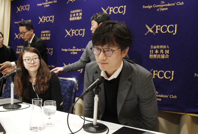 Plaintiffs' attorneys Lim Jae-sung, right, and Kim Se-eun, left, take seats for a press conference in Tokyo, Tuesday. The two lawyers for Korean forced laborers demanded Nippon Steel & Sumitomo Metal Corp., a Japanese steelmaker, respond to their request to discuss compensation by Christmas, or they will take legal step to freeze its assets in their country. South Korea’s top court ordered Nippon Steel to compensate 100 million won ($87,680) each to four plaintiffs forced to work at the company during Japan’s colonial rule of the Korean Peninsula. (AP-Yonhap)