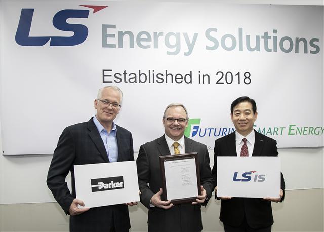 폴 호벳 파커 하니핀 부사장(왼쪽부터), 짐 홀셔 LS Energy Solutions 사장, 오재석 LS산전 전력사업본부장이 영업 양수도 계약 체결 후 기념촬영을 하고 있다.