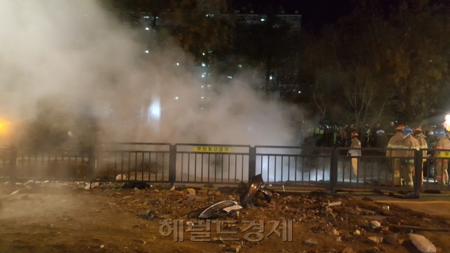 백석역 지역 난방공사 배관 파열로 인해 곳곳에선 수증기가 올라왔다. 정세희 기자/say@
