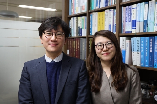 강제징용 피해자 측 대리한 임재성(왼쪽)·김세은 변호사 (연합뉴스)