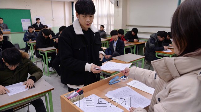 5일 전국적으로 2019년 수능시험표가 일제히 교부되었다. 그리고 정시모집도 함께 시작된다. 경복고등학교 3학년 학생들도 이날 성적표를 받아들고 희비를 보이여 동료학생들과 함께 진로를 고민했다. <br />정희조 기자/checho@heraldcorp.com  181205
5일 전국적으로 2019년 수능시험표가 일제히 교부되었다. 그리고 정시모집도 함께 시작된다. 경복고등학교 3학년 학생들도 이날 성적표를 받아들고 희비를 보이여 동료학생들과 함께 진로를 고민했다.
정희조 기자/checho@heraldcorp.com  181205