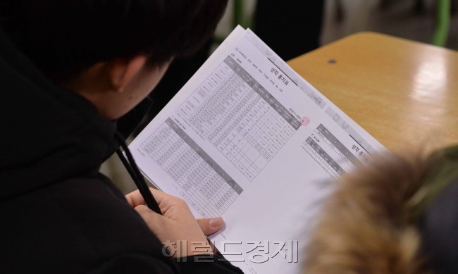 5일 전국적으로 2019년 수능시험표가 일제히 교부되었다. 그리고 정시모집도 함께 시작된다. 경복고등학교 3학년 학생들도 이날 성적표를 받아들고 희비를 보이여 동료학생들과 함께 진로를 고민했다. <br />정희조 기자/checho@heraldcorp.com  181205
5일 전국적으로 2019년 수능시험표가 일제히 교부되었다. 그리고 정시모집도 함께 시작된다. 경복고등학교 3학년 학생들도 이날 성적표를 받아들고 희비를 보이여 동료학생들과 함께 진로를 고민했다.
정희조 기자/checho@heraldcorp.com  181205