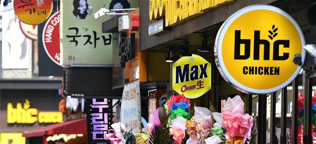 프랜차이즈 가맹점주도 본사를 상대로 단체교섭권을 행사할 수 있도록 하는 내용의 법 개정이 추진될 것으로 알려지면서 논란이 일고 있다. 사진은 서울 시내 거리에 내걸린 프랜차이즈 간판들.  [연합뉴스]