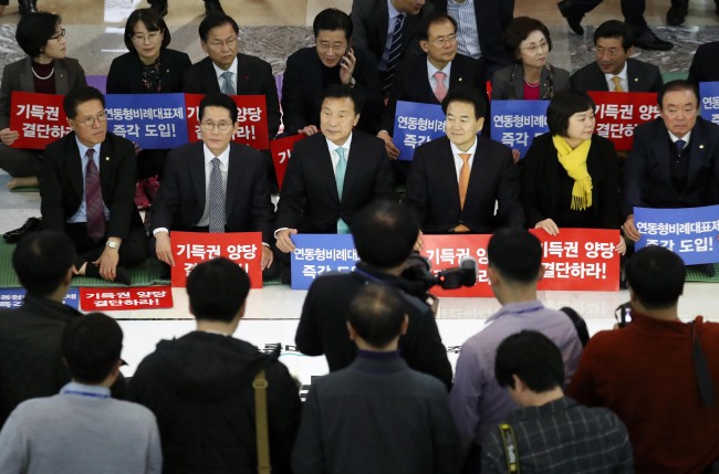 4일 오후 국회 로텐더홀에서 열린 바른미래당, 민주평화당, 정의당 등 야3당 연동형 비례대표제 결단 연좌농성에서 바른미래당 손학규 대표, 민주평화당 정동영 대표, 정의당 이정미 대표 등 참석자들이 연동형 비례대표제를 촉구하고 있다.[사진=연합뉴스]
4일 오후 국회 로텐더홀에서 열린 바른미래당, 민주평화당, 정의당 등 야3당 연동형 비례대표제 결단 연좌농성에서 바른미래당 손학규 대표, 민주평화당 정동영 대표, 정의당 이정미 대표 등 참석자들이 연동형 비례대표제를 촉구하고 있다.[사진=연합뉴스]