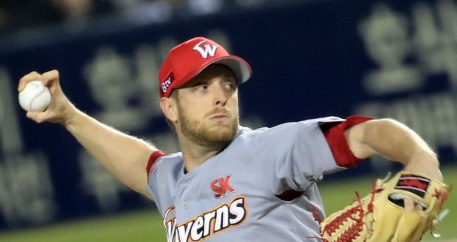 SEOUL, Dec. 5 (Yonhap) -- Former South Korean league pitcher Merrill Kelly has joined the Arizona Diamondbacks, a report claimed Wednesday.
Jeff Passan of Yahoo Sports said Kelly, the former ace for the SK Wyverns in the Korea Baseball Organization (KBO), has signed a two-year, US$5.5 million deal. The deal also includes two club options -- first valued at $4.25 million with a $500,000 option and another worth $5.25 million.
Kelly made $1.4 million in 2018 here.
In this file photo from Nov. 12, 2018, Merrill Kelly, then of the SK Wyverns, pitches against the Doosan Bears in the bottom of the first inning of Game 6 of the Korean Series at Jamsil Stadium in Seoul. (Yonhap)