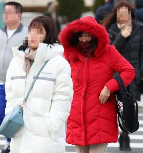 Citizens, clad in thick winter clothes, cross a street in central Seoul on their way to work on Dec. 5, 2018, as the morning low drops well below zero in the South Korean capital. (Yonhap)