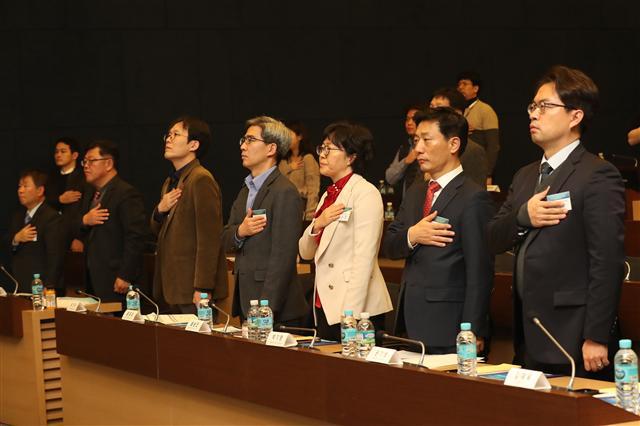 5일 오전 서울 중구 대한상공회의소에서 열린 제3차 에너지기본계획 토론회에서 박기영(앞줄 오른쪽 2번째) 산업통상자원부 에너지정책관, 윤순진 한국에너지정보문화재단 이사장, 패널 등이 국민의례를 하고 있다. 민간 전문가 70여명으로 구성된 제3차 에너지기본계획 워킹그룹은 지난 11월 기본계획 수립방향에 대한 권고를 정부에 제출했으며, 이를 바탕으로 각계 의견수렴을 위한 토론회를 연속적으로 개최한다.  [연합뉴스]