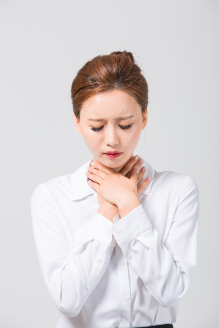 위-식도 역류 질환은 가슴 한복판 타는 듯한 증상이 특징이다. 술자리가 많은 연말에 자주 발생해 주의해야 한다. [출처=게티이미지뱅크]