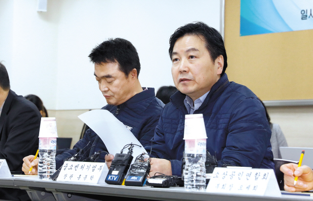 홍종학 중소벤처기업부 장관이 4일 소상공인연합회 회장단을 만나 현장 애로사항을 듣고 있다.