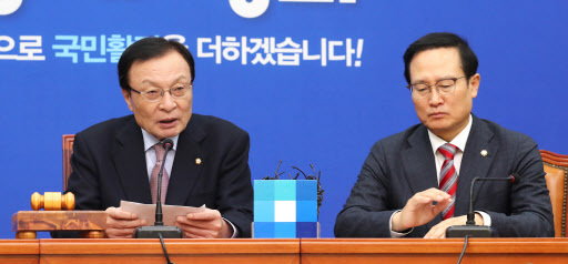더불어민주당 이해찬 대표(왼쪽)가 30일 오전 국회에서 열린 최고위원회의에서 발언하고 있다. (사진=연합뉴스)
