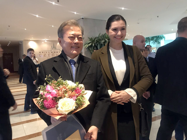 청와대가 5일 공개한 순방 ‘B컷’ 사진. 지난 28일 문재인 대통령의 프라하 숙소 앞에서 기다리던 체코 여성이다. 해당 여성은 한참을 기다렸다가 문 대통령에게 꽃다발을 전달했다. 청와대는 해당 여성이 “문재인 대통령님의 팬이었다. 너무나 기뻐하는 모습”이라고 소개했다. [사진=청와대]