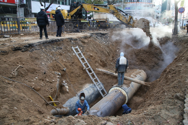 A local heating pipe burst Tuesday evening in Goyang, north of Seoul. (Yonhap)