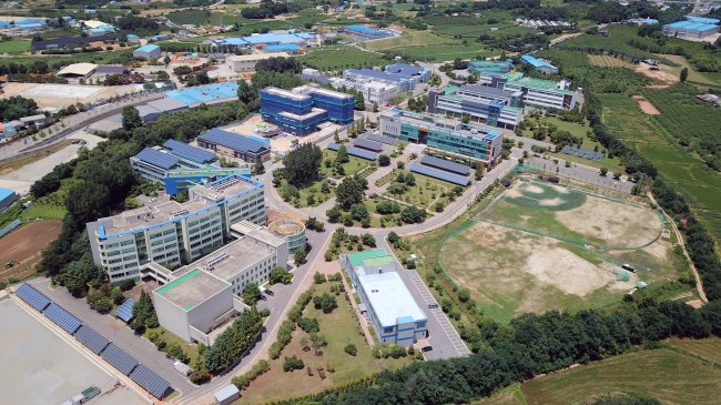 충남테크노파크가 전국 18개 테크노파크를 대상으로 실시된 2018년 중소벤처기업부 기관경영실적평가에서 최우수등급인 S등급을 획득했다. 사진은 충남테크노파크 천안밸리 전경사진.