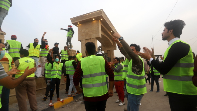 <YONHAP PHOTO-0849> epa07208697 Iraqi protesters wearing yellow vests take part in a demonstration in front of the local government building in Basra city, southern Iraq, 04 December 2018. Dozens of protesters staged a new protests in Basra as they wearing the Yellow vests against corruption and poor government services. EPA/HAIDER AL-ASSADEE/2018-12-05 05:16:04/ <저작권자 ⓒ 1980-2018 ㈜연합뉴스. 무단 전재 재배포 금지.>
<YONHAP PHOTO-0849> epa07208697 Iraqi protesters wearing yellow vests take part in a demonstration in front of the local government building in Basra city, southern Iraq, 04 December 2018. Dozens of protesters staged a new protests in Basra as they wearing the Yellow vests against corruption and poor government services. EPA/HAIDER AL-ASSADEE/2018-12-05 05:16:04/ <저작권자 ⓒ 1980-2018 ㈜연합뉴스. 무단 전재 재배포 금지.>