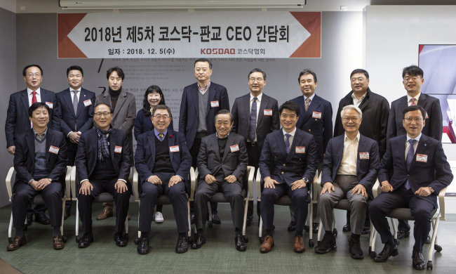 (앞줄 왼쪽부터) 윈스 김대연 대표이사, 와이아이케이 최명배 회장, 서린바이오사이언스 황을문 회장, 시공테크 박기석 회장, 하이로닉 이진우 대표이사, 크리스탈지노믹스 조중명 대표이사, 휴온스글로벌 윤성태 부회장 / 뒷줄 왼쪽부터 코스닥협회 송윤진 상근부회장, 에스에너지 박상민 상무, 브이원텍 김선중 대표이사, 제일바이오 심의정 사장, 엑시콘 박상준 대표이사, 신신제약 이병기 대표이사, 바이오리더스 김창균 부회장, 플랜티넷 현창룡 CEO, 코스닥협회 정진교 상무.
(앞줄 왼쪽부터) 윈스 김대연 대표이사, 와이아이케이 최명배 회장, 서린바이오사이언스 황을문 회장, 시공테크 박기석 회장, 하이로닉 이진우 대표이사, 크리스탈지노믹스 조중명 대표이사, 휴온스글로벌 윤성태 부회장 / 뒷줄 왼쪽부터 코스닥협회 송윤진 상근부회장, 에스에너지 박상민 상무, 브이원텍 김선중 대표이사, 제일바이오 심의정 사장, 엑시콘 박상준 대표이사, 신신제약 이병기 대표이사, 바이오리더스 김창균 부회장, 플랜티넷 현창룡 CEO, 코스닥협회 정진교 상무.