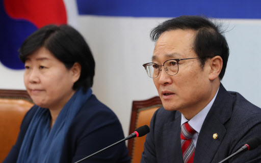 더불어민주당 홍영표 원내대표가 6일 오전 국회에서 열린 정책조정회의에서 발언하고 있다. (사진=연합뉴스)