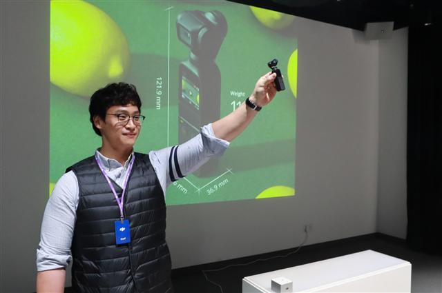 DJI코리아가 6일 서울 홍대 DJI코리아 플래그십 스토어에서 기자간담회를 열고 드론 짐벌 기술을 결합한 휴대용 카메라 오즈모 포켓을 국내 첫 공개했다. 판매가는 45만5000원으로, DJI코리아 공식 온라인 스토어 등에서 예약 주문을 받아 오는 15일부터 배송된다.  [제공=DJI코리아]