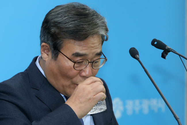 <YONHAP PHOTO-3385> 물 마시는 이병훈 광주시 문화경제부시장 (광주=연합뉴스) 정회성 기자 = 5일 오후 광주광역시청 브리핑룸에서 이병훈 광주시 문화경제부시장이 '광주형 일자리' 협상 잠정 합의안에 대한 노사민정협의회 심의 결과 발표를 준비하며 물을 마시고 있다. 노사민정협의회가 '단체협약 유예 조항' 삭제 등 합의안을 조건부 수정 의결하면서 '광주형 일자리' 성패 여부는 다시 광주시와 현대자동차의 협상으로 공이 넘어갔다. 2018.12.5 hs@yna.co.kr/2018-12-05 17:07:10/ <저작권자 ⓒ 1980-2018 ㈜연합뉴스. 무단 전재 재배포 금지.>
<YONHAP PHOTO-3385> 물 마시는 이병훈 광주시 문화경제부시장 (광주=연합뉴스) 정회성 기자 = 5일 오후 광주광역시청 브리핑룸에서 이병훈 광주시 문화경제부시장이 '광주형 일자리' 협상 잠정 합의안에 대한 노사민정협의회 심의 결과 발표를 준비하며 물을 마시고 있다. 노사민정협의회가 '단체협약 유예 조항' 삭제 등 합의안을 조건부 수정 의결하면서 '광주형 일자리' 성패 여부는 다시 광주시와 현대자동차의 협상으로 공이 넘어갔다. 2018.12.5 hs@yna.co.kr/2018-12-05 17:07:10/ <저작권자 ⓒ 1980-2018 ㈜연합뉴스. 무단 전재 재배포 금지.>