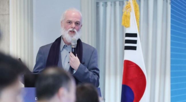 Mycle Schneider, lead author of the 2018 World Nuclear Industry Status Report, briefs on the global nuclear industry during a news conference in Seoul on Dec. 6. (Yonhap)