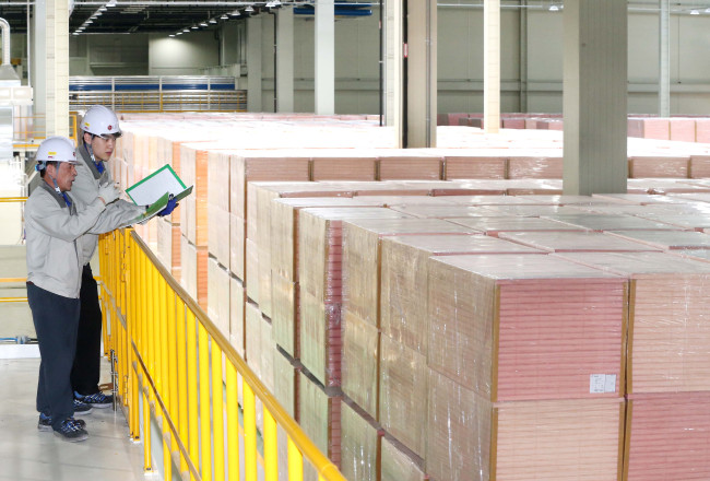 LG Hausys engineers check phenolic foam insulation at the firm’s Oksan plant in Cheongju, North Chungcheong Province. (LG Hausys)