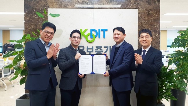 사진 왼쪽부터 백종엽 신용보증기금 차장, 정동석 디스코크리에이티브 대표, 강희성신용보증기금 팀장, 남상주 디스코크리에이티브  이사. [사진제공=디스코크리에이티브]