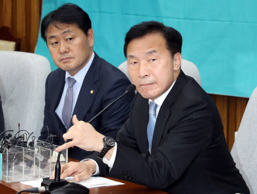 단식 선언한 손학규 대표 (서울=연합뉴스) 최재구 기자 = 바른미래당 손학규 대표가 6일 국회에서 열린 긴급 의원총회에서 단식을 선언하고 있다. (사진=연합뉴스)