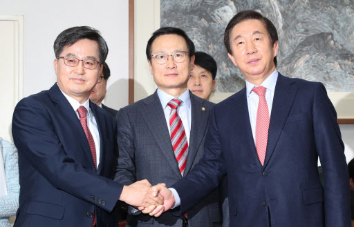 김동연 경제부총리 겸 기획재정부 장관(왼쪽부터), 더불어민주당 홍영표, 자유한국당 김성태 원내대표가 6일 오후 국회에서 내년도 예산안 합의 결과를 발표하기에 앞서 기념촬영을 하고 있다. (사진=연합뉴스)