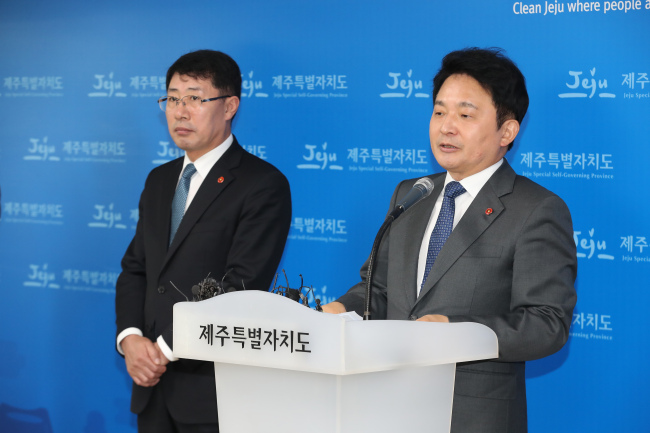 원희룡 제주지사가 5일 오후 제주도청 브리핑룸에서 녹지국제병원에 대한 조건부 개설 허가 방침을 밝히고 있다.[사진=연합뉴스]
원희룡 제주지사가 5일 오후 제주도청 브리핑룸에서 녹지국제병원에 대한 조건부 개설 허가 방침을 밝히고 있다.[사진=연합뉴스]