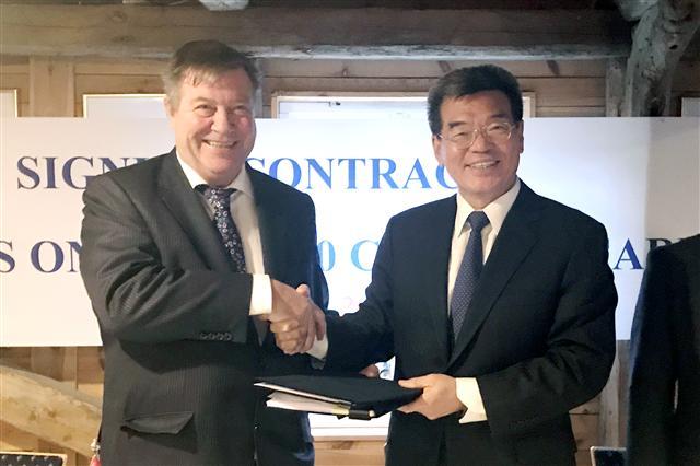 지난 6일 크누센 본사에서 진행된 계약식에서 가삼현(오른쪽) 현대중공업 사장과 트리그베 세그렘 크누센 사장이 악수를 하고 있다.  [제공=현대미포조선]