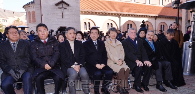 서울시는 7일 오전 10시 대한성공회 뒷마당에서 박원순 서울시장, 정재숙 문화재청장, 사이먼 스미스 주한영국대사를 포함해 50여명이 참석한 가운데 '덕수궁 돌담길 연결 기념행사'를 개최했다. 참석자들은 덕수궁 돌담길 개방을 알리는 테이프 커팅식을 한 뒤 연결된 돌담길을 함께 걸으며 새로 난 돌담길의 운치를 즐다.  <br />   <br />서울시는 단절됐던 덕수궁 돌담길 개방을 위해 2014년부터 영국대사관에 요청해왔다. 이에 지난 8월 덕수궁 돌담길 미개방 구간 중 대사관 직원 숙소 앞에서 영국 대사관 후문까지 100m를 먼저 개방했고, 아직까지 닫혀있던 70m 구간이 이날 개방된 것이다.  <br />정희조 기자/checho@heraldcorp.com  181207
서울시는 7일 오전 10시 대한성공회 뒷마당에서 박원순 서울시장, 정재숙 문화재청장, 사이먼 스미스 주한영국대사를 포함해 50여명이 참석한 가운데 '덕수궁 돌담길 연결 기념행사'를 개최했다. 참석자들은 덕수궁 돌담길 개방을 알리는 테이프 커팅식을 한 뒤 연결된 돌담길을 함께 걸으며 새로 난 돌담길의 운치를 즐다.
서울시는 단절됐던 덕수궁 돌담길 개방을 위해 2014년부터 영국대사관에 요청해왔다. 이에 지난 8월 덕수궁 돌담길 미개방 구간 중 대사관 직원 숙소 앞에서 영국 대사관 후문까지 100m를 먼저 개방했고, 아직까지 닫혀있던 70m 구간이 이날 개방된 것이다.
정희조 기자/checho@heraldcorp.com  181207