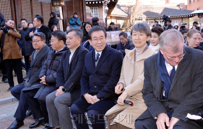 서울시는 7일 오전 10시 대한성공회 뒷마당에서 박원순 서울시장, 정재숙 문화재청장, 사이먼 스미스 주한영국대사를 포함해 50여명이 참석한 가운데 '덕수궁 돌담길 연결 기념행사'를 개최했다. 참석자들은 덕수궁 돌담길 개방을 알리는 테이프 커팅식을 한 뒤 연결된 돌담길을 함께 걸으며 새로 난 돌담길의 운치를 즐다.  <br />   <br />서울시는 단절됐던 덕수궁 돌담길 개방을 위해 2014년부터 영국대사관에 요청해왔다. 이에 지난 8월 덕수궁 돌담길 미개방 구간 중 대사관 직원 숙소 앞에서 영국 대사관 후문까지 100m를 먼저 개방했고, 아직까지 닫혀있던 70m 구간이 이날 개방된 것이다.  <br />정희조 기자/checho@heraldcorp.com  181207
서울시는 7일 오전 10시 대한성공회 뒷마당에서 박원순 서울시장, 정재숙 문화재청장, 사이먼 스미스 주한영국대사를 포함해 50여명이 참석한 가운데 '덕수궁 돌담길 연결 기념행사'를 개최했다. 참석자들은 덕수궁 돌담길 개방을 알리는 테이프 커팅식을 한 뒤 연결된 돌담길을 함께 걸으며 새로 난 돌담길의 운치를 즐다.
서울시는 단절됐던 덕수궁 돌담길 개방을 위해 2014년부터 영국대사관에 요청해왔다. 이에 지난 8월 덕수궁 돌담길 미개방 구간 중 대사관 직원 숙소 앞에서 영국 대사관 후문까지 100m를 먼저 개방했고, 아직까지 닫혀있던 70m 구간이 이날 개방된 것이다.
정희조 기자/checho@heraldcorp.com  181207