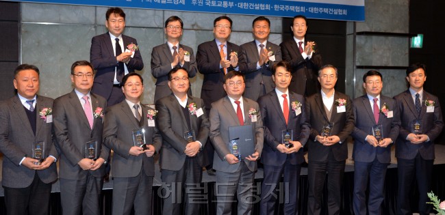 헤럴드경제  '살고 싶은 집 2018' 대상 시상식<br />정희조 기자/chehco@heraldcorp.com  181207
헤럴드경제  '살고 싶은 집 2018' 대상 시상식
정희조 기자/chehco@heraldcorp.com  181207