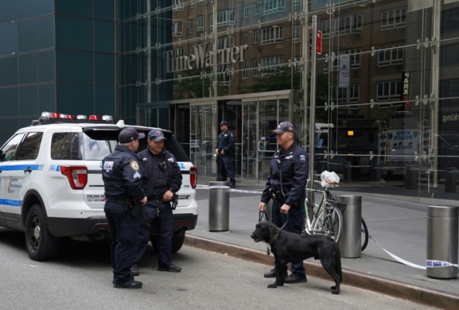 Police stand outside the Time Warner Building on October 24, 2018, after an explosive device was delivered to CNN's New York bureau. (AFP)
