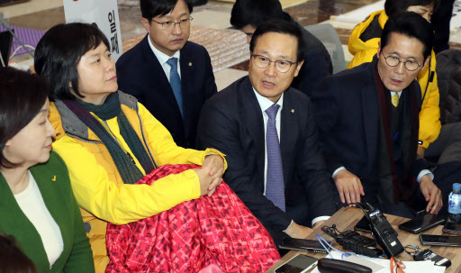 더불어민주당 홍영표 원내대표가 7일 국회 로텐더홀에서 단식농성 중인 정의당 이정미 대표(왼쪽 두번째)를 만나 대화하고 있다. (사진=연합뉴스)