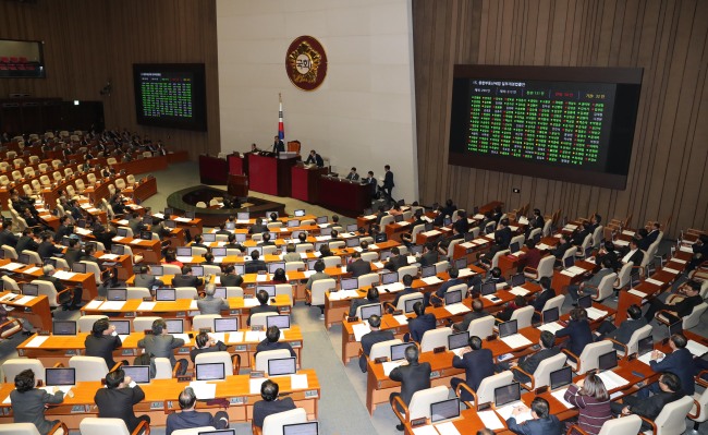 8일 새벽 국회 본회의장에서 열린 본회의에서 종합부동산세법 일부개정법률안이 통과된 후 투표결과가 상황판에 표시되고 있다.[사진=연합뉴스]
8일 새벽 국회 본회의장에서 열린 본회의에서 종합부동산세법 일부개정법률안이 통과된 후 투표결과가 상황판에 표시되고 있다.[사진=연합뉴스]