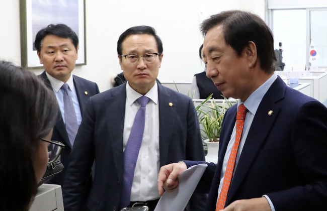 더불어민주당 홍영표(가운데), 자유한국당 김성태(오른쪽), 바른미래당 김관영 원내대표가 7일 오후 국회에서 회동 후 회의실을 나오고 있다.[사진=연합뉴스]
더불어민주당 홍영표(가운데), 자유한국당 김성태(오른쪽), 바른미래당 김관영 원내대표가 7일 오후 국회에서 회동 후 회의실을 나오고 있다.[사진=연합뉴스]