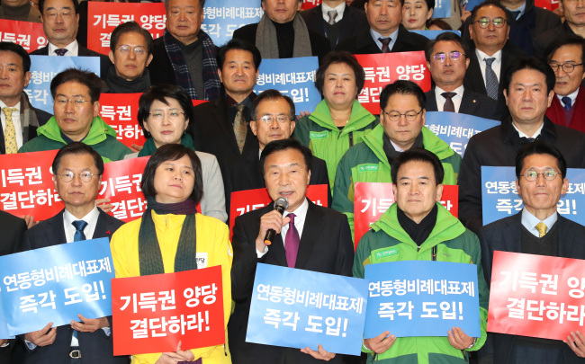 바른미래당, 민주평화당, 정의당 대표 및 의원들이 7일 오전 국회 로텐더홀 계단에서 "정치개혁 거부하는 기득권 야합 규탄한다! " 야3당 연동형비례대표제 촉구대회를 열고 발언하고 있다.[사진=연합뉴스]
바른미래당, 민주평화당, 정의당 대표 및 의원들이 7일 오전 국회 로텐더홀 계단에서 "정치개혁 거부하는 기득권 야합 규탄한다! " 야3당 연동형비례대표제 촉구대회를 열고 발언하고 있다.[사진=연합뉴스]