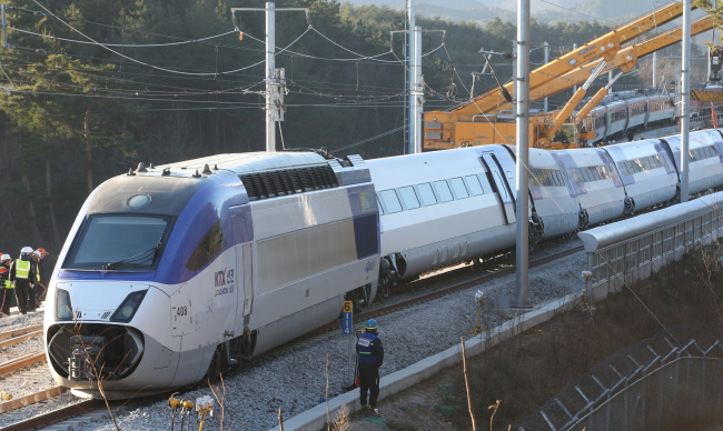 <YONHAP PHOTO-2487> 이틀째 이어지는 강릉선 KTX 복구 작업 (강릉=연합뉴스) 이해용 기자 = 9일 오전 강원 강릉시 운산동의 강릉선 KTX 열차 사고 현장에서 코레일 관계자들이 기중기를 이용해 선로에 누운 객차를 옮기는 작업을 진행하고 있다. 2018.12.9 dmz@yna.co./2018-12-09 09:14:05/ <저작권자 ⓒ 1980-2018 ㈜연합뉴스. 무단 전재 재배포 금지.>
<YONHAP PHOTO-2487> 이틀째 이어지는 강릉선 KTX 복구 작업 (강릉=연합뉴스) 이해용 기자 = 9일 오전 강원 강릉시 운산동의 강릉선 KTX 열차 사고 현장에서 코레일 관계자들이 기중기를 이용해 선로에 누운 객차를 옮기는 작업을 진행하고 있다. 2018.12.9 dmz@yna.co./2018-12-09 09:14:05/ <저작권자 ⓒ 1980-2018 ㈜연합뉴스. 무단 전재 재배포 금지.>
